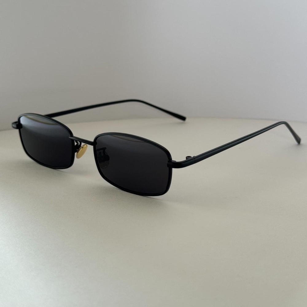 Stylish Black Rectangular Sunglasses - image 2